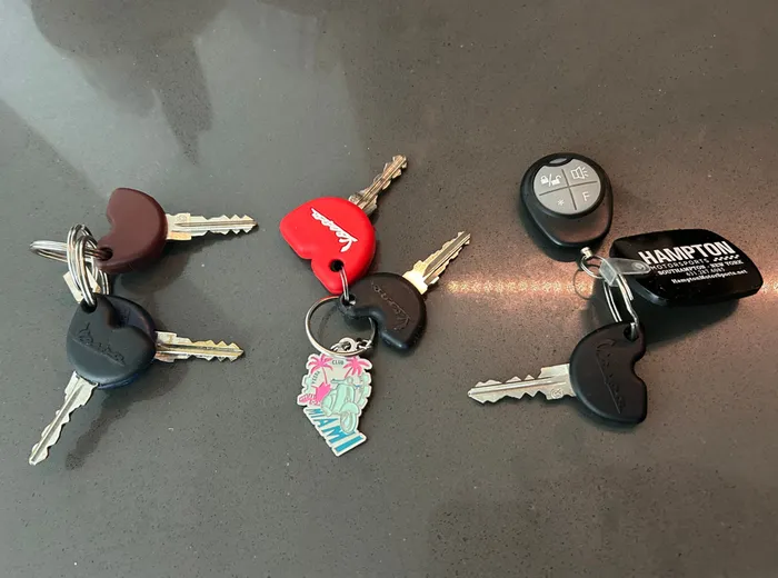 CustomCanvasNow.Com - Metal Keychain