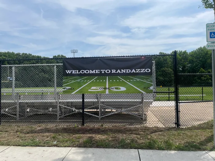 CustomCanvasNow.Com - Custom Vinyl Banners